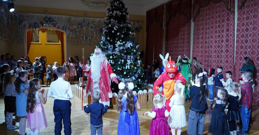 В Государственном русском драматическом театре РМ проходят показы новогоднего представления «Дракошный Новый год»