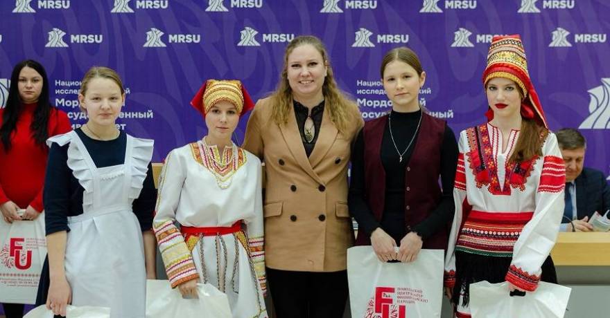 В Саранске состоялось награждение победителей XXVI Межрегиональной олимпиады школьников по родному (мокшанскому, эрзянскому) языку и родной (мордовской) литературе