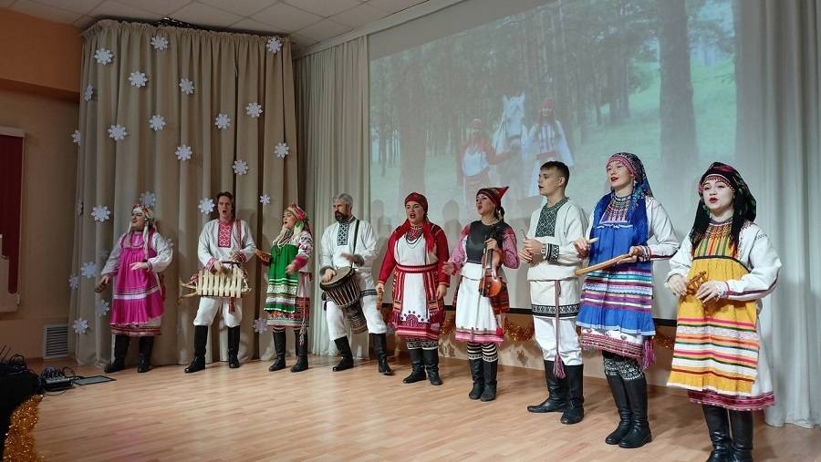 Фольклорный ансамбль «Торама» поздравил с Новым годом